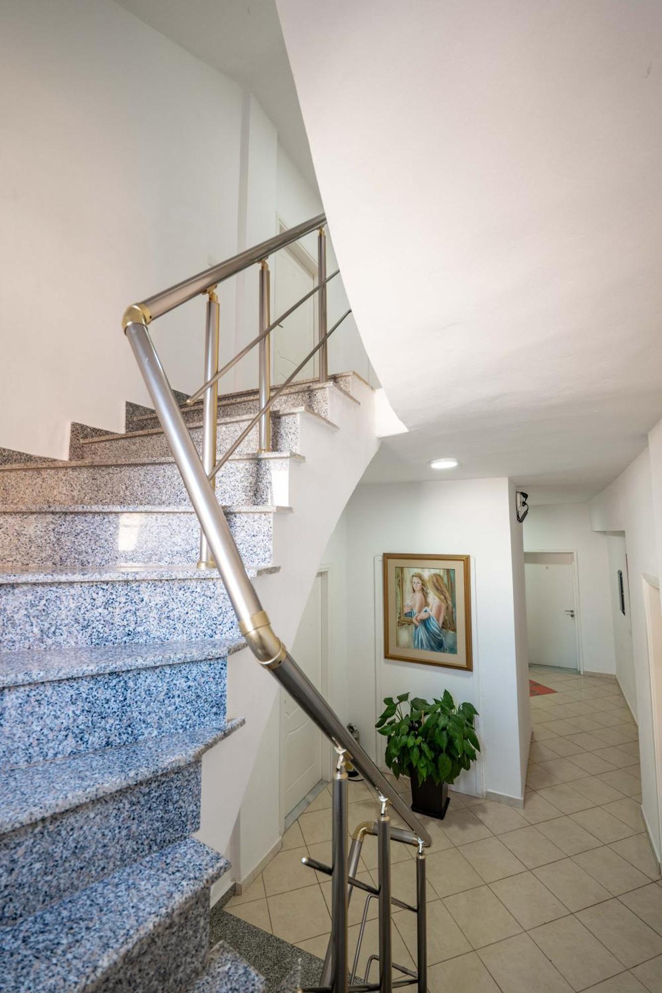 Alnes Hotel Sarande Exterior photo