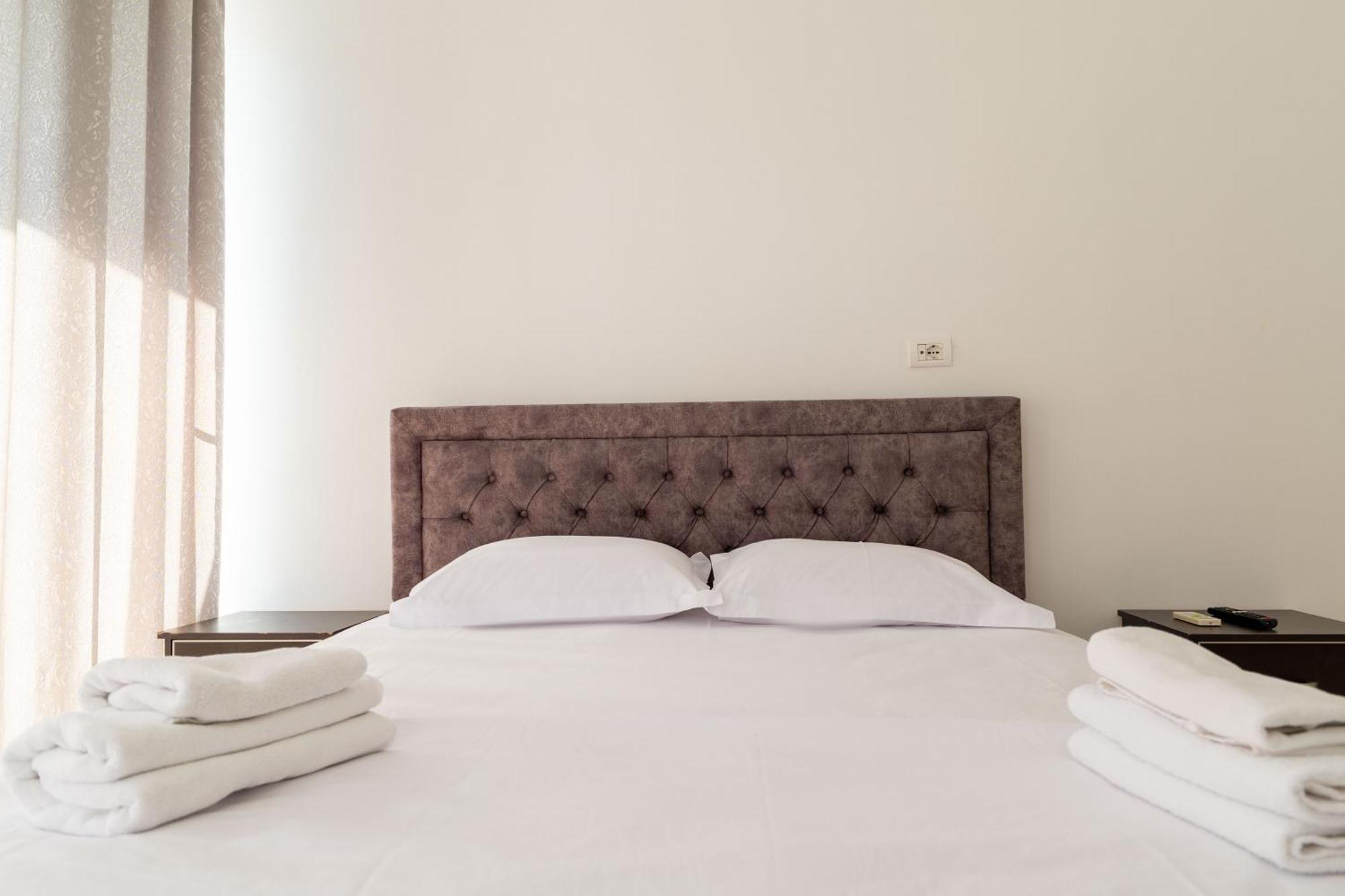 Alnes Hotel Sarande Exterior photo